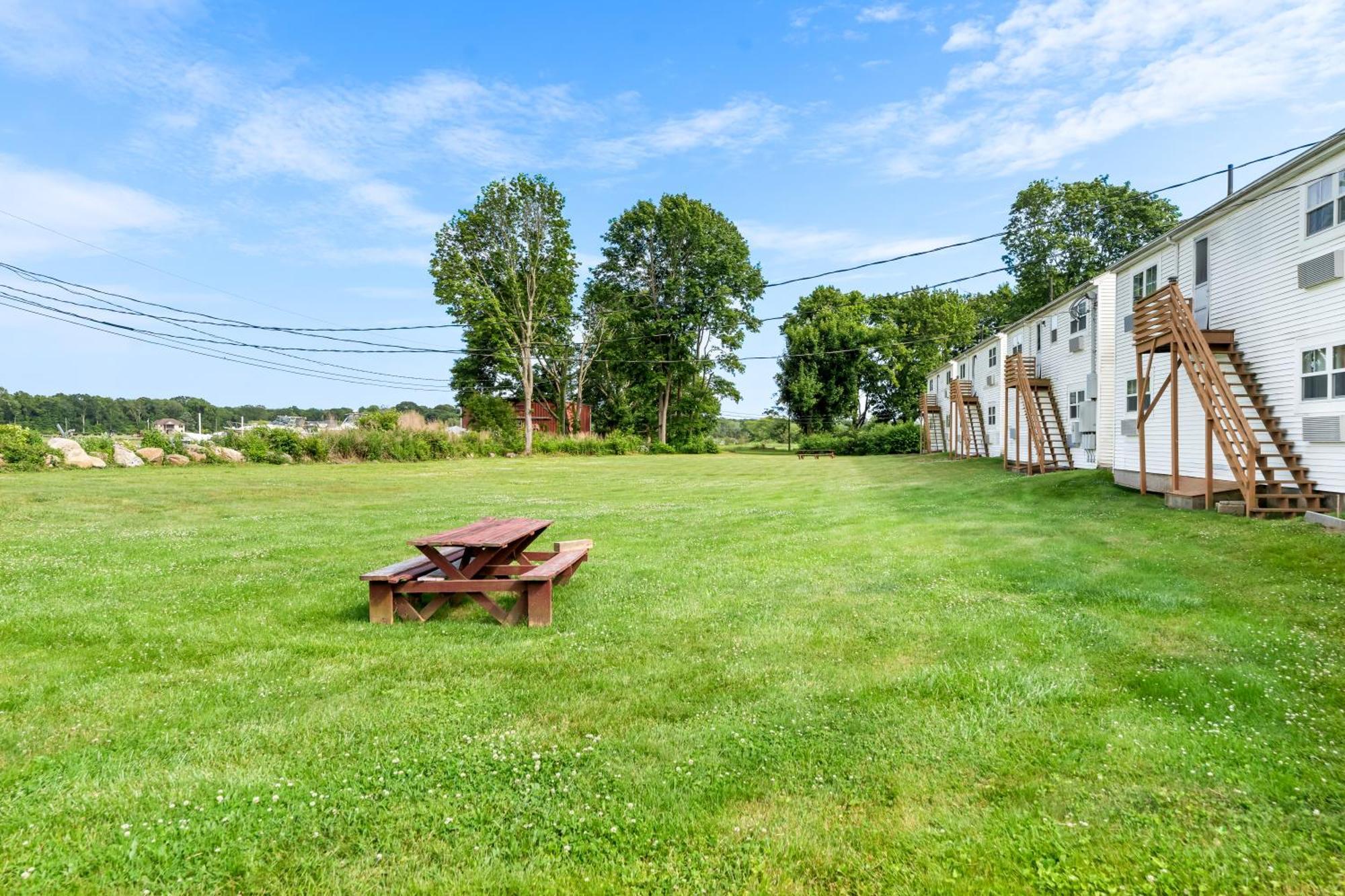 Americas Best Value Inn Stonington Mystic Exteriör bild