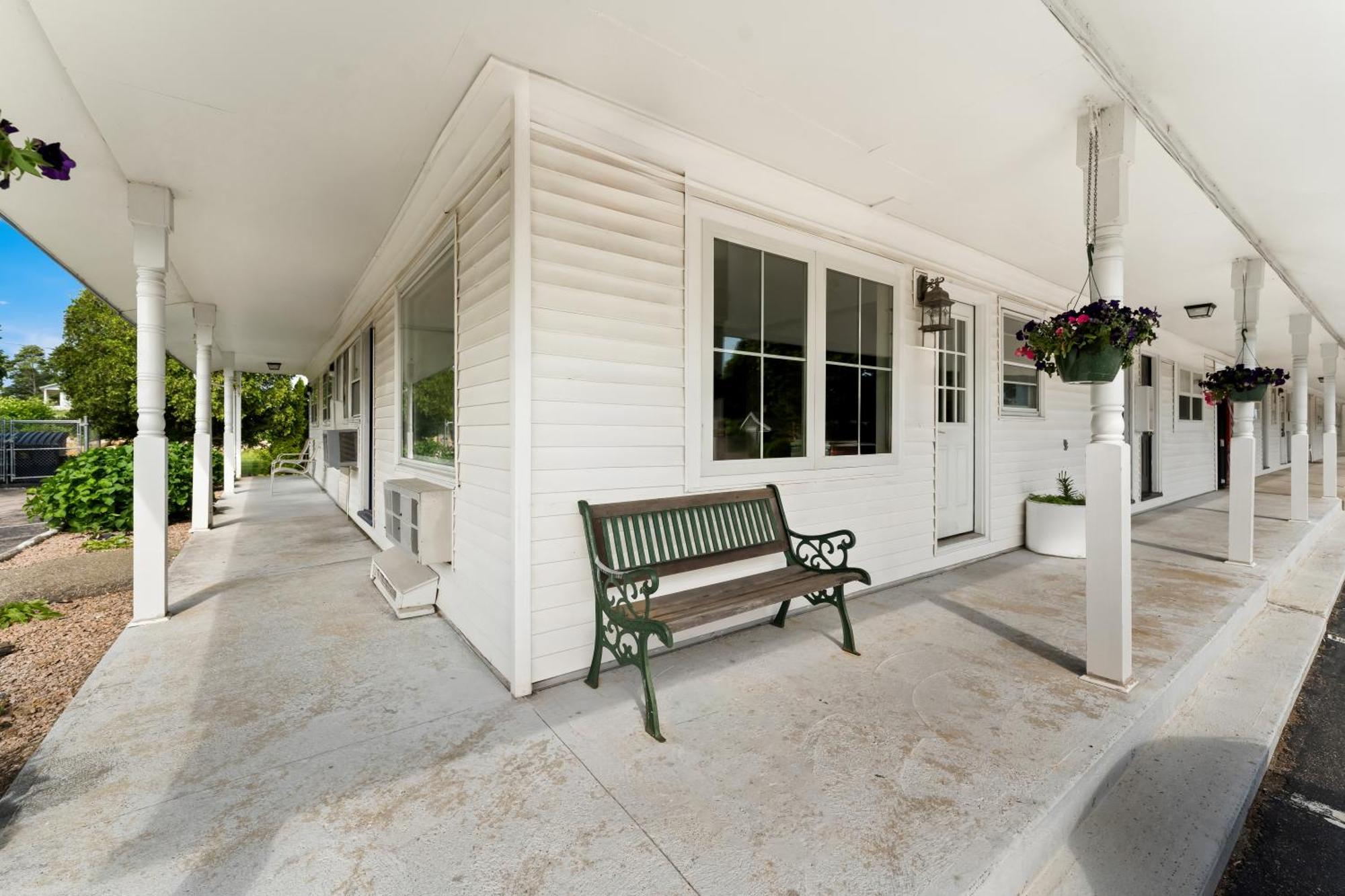 Americas Best Value Inn Stonington Mystic Exteriör bild